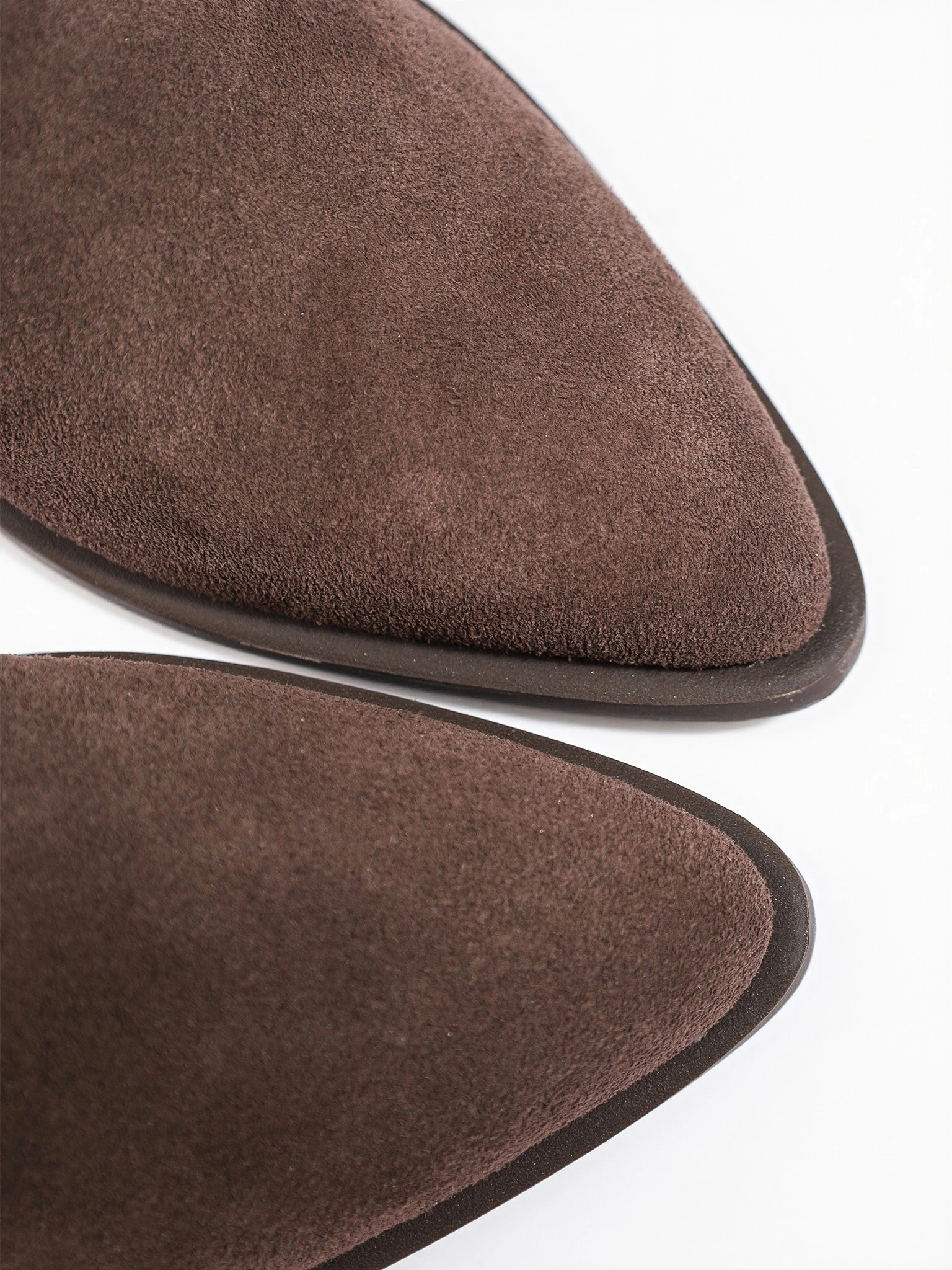 Сапоги-казаки укороченные  темно-коричневого цвета из натуральной замши